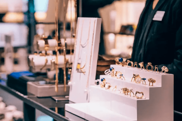 Wie Sie Ihren Schmuck profitabel verkaufen: Tipps und Tricks