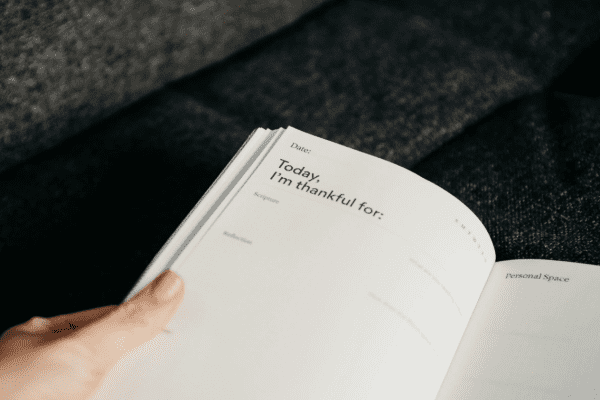 Die Kraft der Dankbarkeit: Wie Dankbarkeitstagebuch, Achtsamkeit, Selbstliebe und Affirmationen dein Leben verändern können