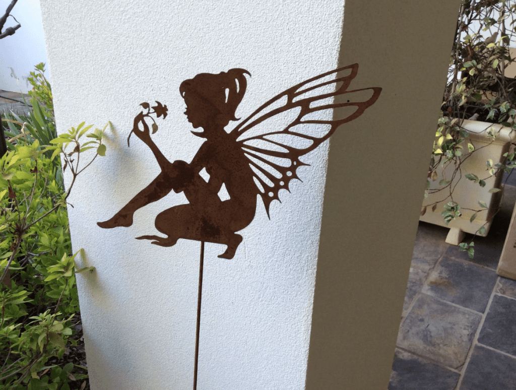 Rostige Gartendeko: Charmante Akzente für Ihren Garten