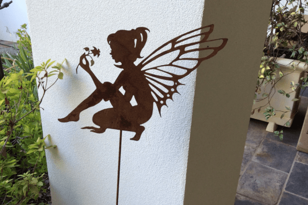 Rostige Gartendeko: Charmante Akzente für Ihren Garten